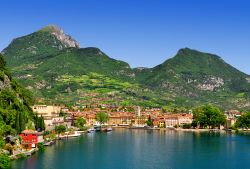 La città di Riva del Garda affacciata sul lago di Garda, Trentino Alto Adige. E' considerato un piccolo gioiello artistico e culturale che vale la pena visitare con calma e attenzione ...