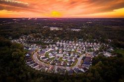 La città di Trenton vista dall'alto con il tramonto sullo sfondo, New Jersey (USA).



