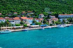 La città di Trpanj vista dal traghetto, Croazia. Il villaggio conta poco più di 800 abitanti. 



