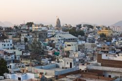 La città di Udaipur vista dal tetto di un hotel, Rajasthan, India - © NataliaMilko / Shutterstock.com