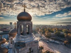 La città di Varna (Bulgaria) con la cupola della cattedrale dell'Assunzione in primo piano: una bella immagine fotografata con il drone.

