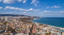 La città di Varna in Bulgaria: un bel panorama aereo di questa località fondata dagli antichi greci.

