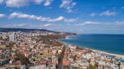 La città di Varna in Bulgaria: un bel panorama aereo di questa località fondata dagli antichi greci.
