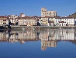 La città di Zumaia riflessa nelle acque del Mar Cantabrico, Paesi Baschi, Spagna. Le sue origini sono legate a quelle dell'antico eremo di San Telmo.
