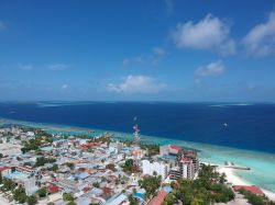 La città e la costa occidentale di Maafushi alle Maldive