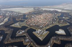 La città fortificata di Naarden vista in inverno dall'alto, Paesi Bassi. Ricostruita dopo un'alluvione nel 1350, questa cittdina si affermò come importante centro mercantile; ...