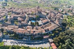 La città medievale di Lucignano, Toscana, Italia. Questo borgo dal caratteristico impianto ad anelli concentrici si trova fra le province di Firenze, Siena, Arezzo e Perugia.
