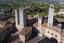 La città medievale di San Gimignano, Toscana, dall'alto. Nato in epoca etrusca, questo borgo si è sviluppato nel Medioevo.



