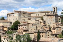 La città medievale di Todi, provincia di Perugia, Umbria. Venne fondata dagli umbri su un colle sulla sinistra del Tevere con il nome di Tutere che significava "città di confine" ...