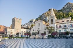 La città siciliana di Taormina fotografata di mattina. A pochi passi dallo stretto che separa la Sicilia dalla penisola italiana, su una suggestiva terrazza naturale che guarda verso ...