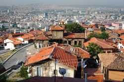 La citta vecchia di Ankara Turchia sullo sfondo i quartieri moderni - © Serghei Starus / Shutterstock.com