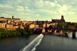 La città vecchia di Albi (Vieil Albi) al tramonto. Sulla destra si può notare il ponte vecchio (Pont Vieux).