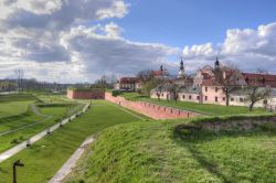 La città vecchia di Zamosc, Polonia con i suoi edifici storici all'interno delle mura.
