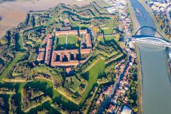 La Cittadella di Alessandria con la sua magnifica pianta a stella, lungo le rive del fiume Tanaro