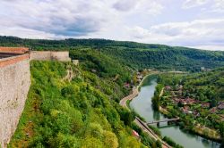 La cittadella di Besancon e il fiume Doubs, regione della Franca Contea (Francia). Una bella veduta panoramica dalla torre.

