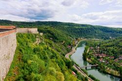 La cittadella di Besancon e il fiume Doubs, regione della Franca Contea (Francia). Una bella veduta panoramica dalla torre.

