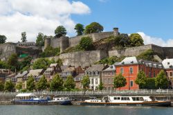La Cittadella di Namur con il castello, Belgio, sulle rive del fiume Mosa. Questa originaria struttura romana è stata più volte modificata e ampliata. Oggi è una delle più ...