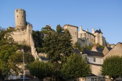 La cittadella fortificata di Chinon in Francia. La città vecchia è dominata dal suo castello, vera e propria fortezza munita di bastioni.
