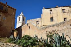 La cittadella medievale di Calvi, Corsica, con le sue costruzioni.
