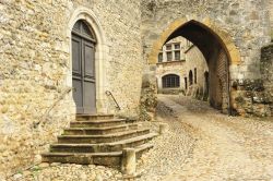La cittadella medievale di Perouges, Francia, con le sue costruzioni in pietra e la pavimentazione in ciottoli.

