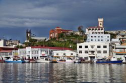 La cittadina costiera di St. George's, Grenada, Mare dei Caraibi. Fondata a metà del Seicento, la capitale presenta ancora elementi caratteristici dell'architettura francese fra ...