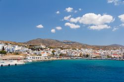 La cittadina costiera di Tino con il suo porto, arcipelago delle Cicladi, Grecia.
