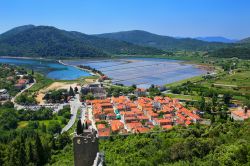 La cittadina dalmata di Ston vista dall'alto con le sue mura difensive, penisola di Peljesac, Croazia. Per quasi cinque secoli la città di Ston appartenne alla repubblica di Ragusa ...