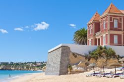 La cittadina di Armacao de Pera in Portogallo. Una delle abitazioni signorili che sorgono in riva al mare.
