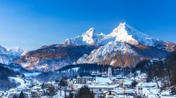 La cittadina di Berchtesgaden con i monti Watzmann innevati sullo sfondo, Baviera, Germania.
