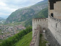 La cittadina di Besenello in val d'Adige fotografata dal castello di Beseno, in Trentino  - © s74 / Shutterstock.com