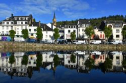 La cittadina di Bouillon (Belgio) affacciata sulle sponde del fiume Semois. Città fortificata, è un rinomato centro d'escursioni delle Ardenne.

