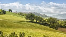 La cittadina di Camerino si eleva su di una altura degli Appennini nelle Marche, provincia di Macerata