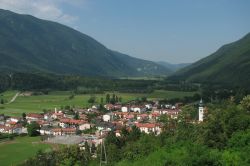 La cittadina di Caporetto (Kobarid) in Slovenia. Situata in posizione strategica nella valle dell'Isonzo, Caporetto è famosa per la battaglia della Prima Guerra Mondiale che venne ...