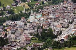 La cittadina di Cortina d'Ampezzo vista dall'alto, Veneto. Chiamata "Regina delle Dolomiti", Cortina è una rinomata località turistica invernale e estiva che ...