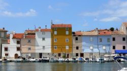 La cittadina di Cres sull'omonima isola della Croazia con le barche ormeggiate. Questa località conserva alcune parti dell'antica cinta muraria oltre che numerosi palazzi risalenti ...