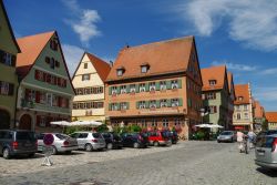 La cittadina di Dinkelsbuhl, Germania. Street view del centro storico di questa località abitata da 11 mila persone - © Igor Dymov / Shutterstock.com