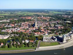 La cittadina di Doesburg vista dall'alto, Olanda. Antico e moderno si combinano alla perfezione anche se quella che si percepisce è un'autentica atmosfera da villaggio. 
 ...