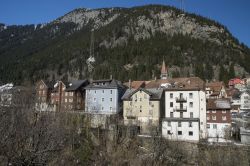 La cittadina di Goschenen sorge nel Canton Uri, nel centro della Svizzera, lungo il corso del fiume Reuss - © Maria_Janus / Shutterstock.com