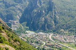 La cittadina di Hone ai piedi del Forte di Bard, ...