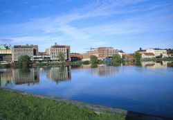 La cittadina di Jonkoping, Svezia, affacciata sul lago. Sorge all'estremo meridionale del secondo lago del paese, il Vattern.

