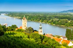 La cittadina di Krems an der Donau vista dall'alto, Bassa Austria. E' immersa nel verde e nei vigneti.
