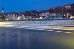 La cittadina di Landsberg am Lech by night, Germania. Una suggestiva cascata sul fiume Lech.

