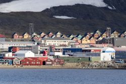 La cittadina di Longyearbyen sull'isola di Spitsbergen, Norvegia. Grazie al turismo delle isole Svalbard, questa piccola città si è popolata di hotel, ristoranti, negozi e ...