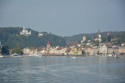 La cittadina di Lucerna affacciata sul lago omonimo, Svizzera. Lucerna si è sviluppata a cavallo del fiume Reuss, nel punto in cui esce dal lago. La maggior parte degli edifici monumentali ...