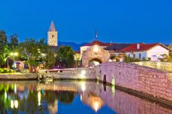 La cittadina di Nin by night, Croazia. Il cuore storico di questa località è situato al centro di un isolotto all'interno di una laguna.

