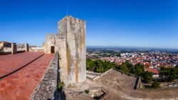 La cittadina di Palmela vista dalla torre di guardia del castello, Portogallo.

