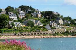 La cittadina di Perros Guirec in Bretagna, sulla csota di Granito Rosa della Francia