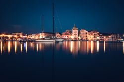 La cittadina di Pirovac (Slosella) fotografata di notte in estate, Croazia. Si affaccia su una baia naturale lungo il litorale della Dalmazia.

