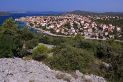 La cittadina di Pirovac (Slosella) vista dall'alto, Croazia. Sono numerosi i monumenti e i siti storici che testimoniano il passaggio di popoli diversi in questo territorio.



