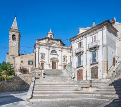 La cittadina di Popoli in una soleggiata giornata d'estate, Abruzzo. Abbarbicato a 260 metri di quota, Popoli è un borgo ricco di scorci pittoreschi abitato da oltre 6 mila persone ...